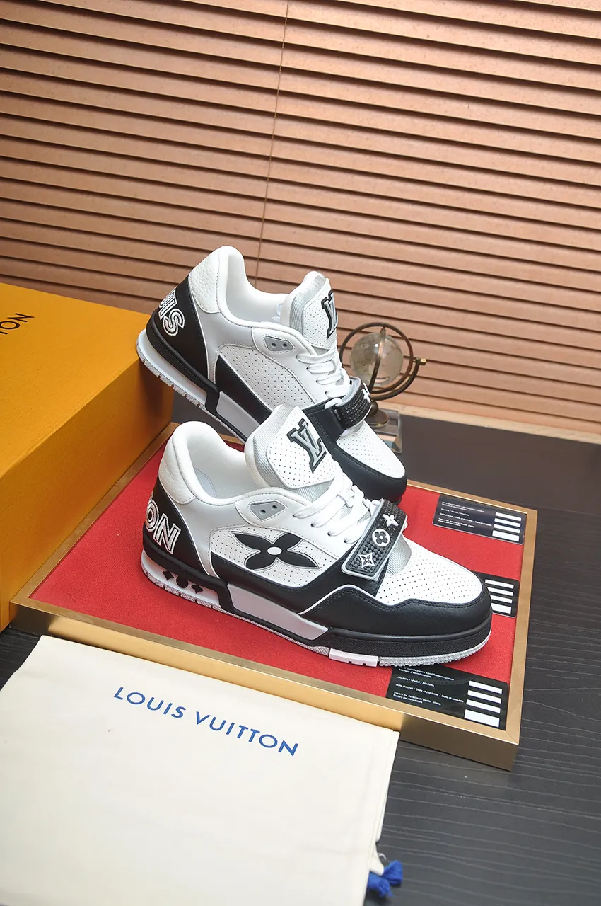 Men's shoes 💰660💶Original development, quality shipping, welcome to compare - LV sneaker series LV Trainer Maxi sneakers introduce the loose silhouette of the ready-to-wear series into the LV Trainer sneaker design written by Virgil Abloh, making an eye-catching appearance in the spring and summer men's wear shows. The cow leather upper is combined with rough fabric laces, and colorful beading highlights the brand's classic elements. LV letters mark the tongue and Monogram floral outsole. Mixed materials Made of first-layer cowhide, wrapped in imported custom-printed denim, thick shoelace design, large Monogram print on the side, "lv 54" badges on the tongue and heel, rubber outsole decorated with Monogram flowers, mesh lining and cotton feet, the comfort is as extreme as ever, premium heritage, quality first, worth owning! Size: Women's 35-39 (customized at 40, non-refundable) Men's 39-45 (customized at 38.46, non-refundable) ♡Full set of packaging with original gift box